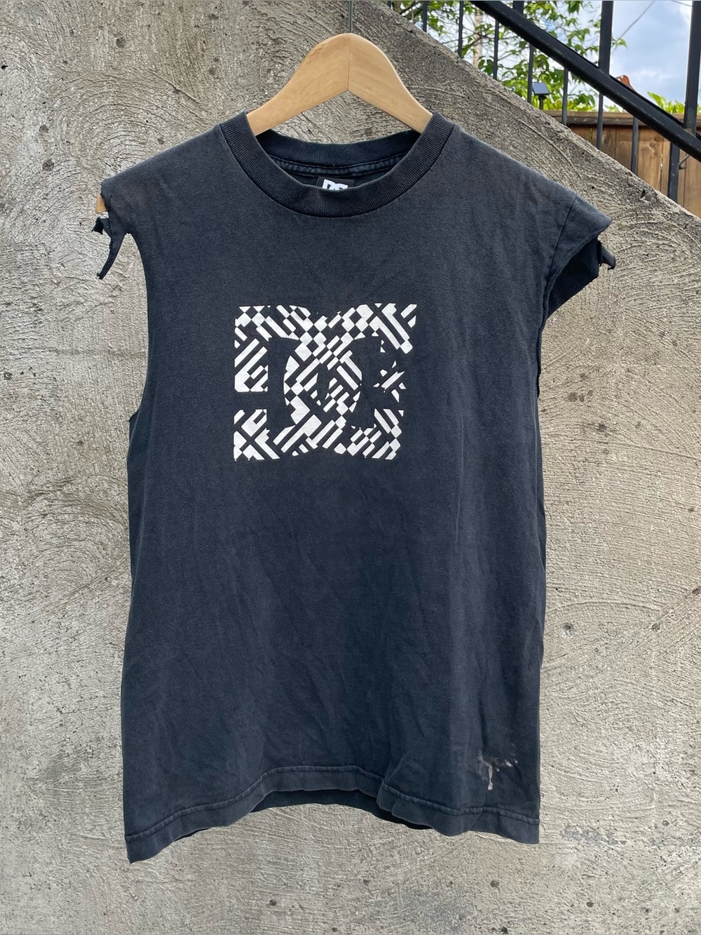 Super cool y2k DC Shoes skater cutoff tank top size men’s small